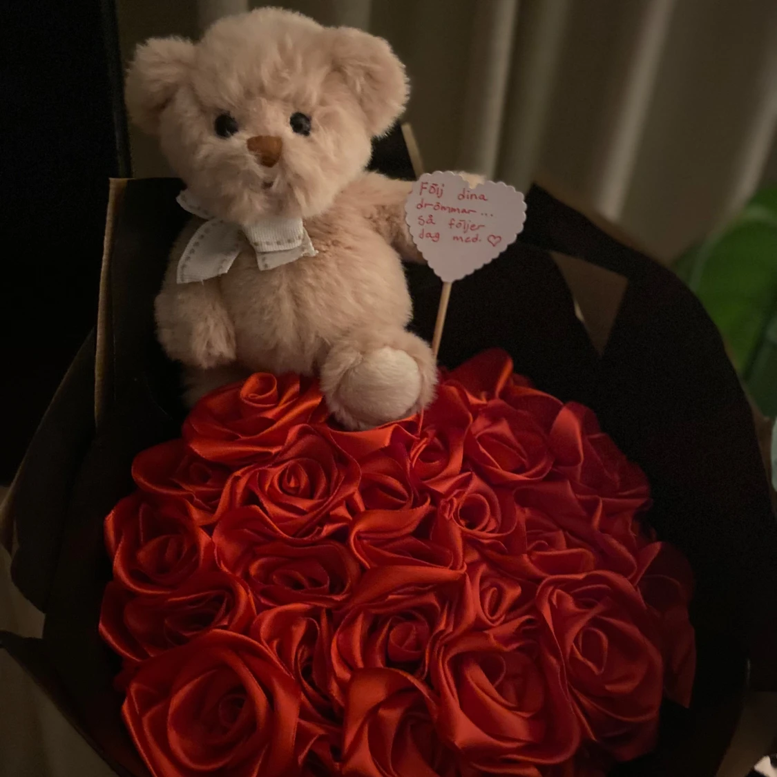 Bukett med röda rosor och nallebjörn - 92