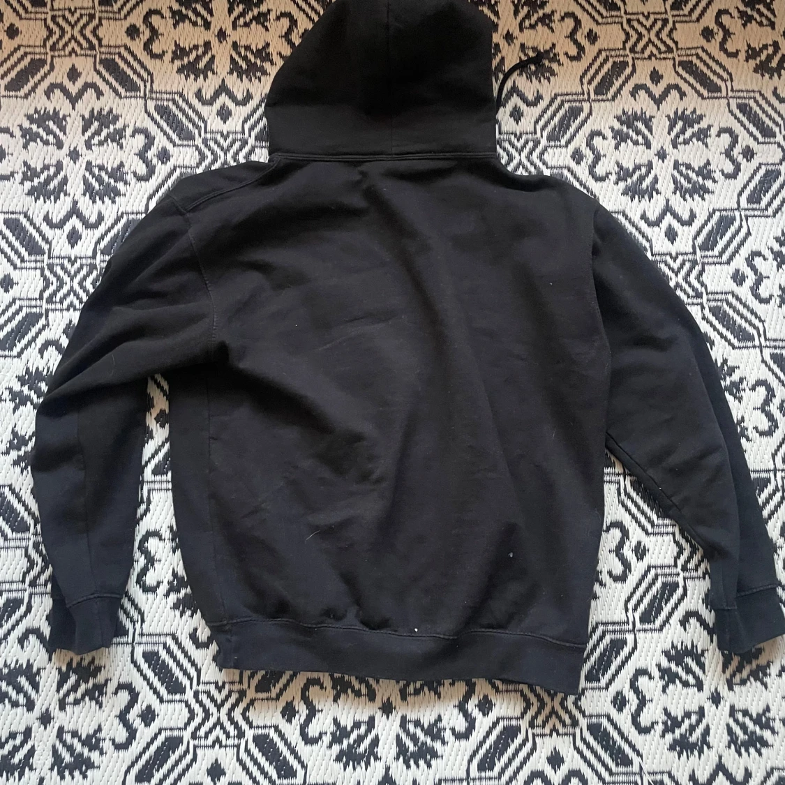 Svart hoodie med tryck - 1