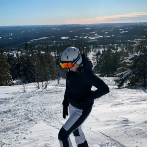 Vita skidbyxor från Peak Performance - Säljer ett par snygga skidbyxor från Peak Performance i svart och vitt. Byxorna har en stilren design med knappar och bälteshällor för perfekt passform. Perfekta för vinterns äventyr i backen! 🏂