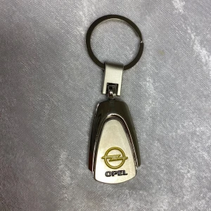 Snygg Bil Nyckelringar  - Snygga nyckelringar i metall med logotyper för Opel och Nissan. Perfekt accessoar för bilentusiaster. Nyckelringarna har en stilren design med en blank yta och tydliga logotyper i guld och rött. Finns många bil märken kvar, 69kr/st , helt ny 
