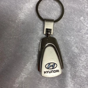 Nyckelringar med bilmärken - Snygga nyckelringar i metall med logotyper från Hyundai, Volkswagen, Cadillac och SEAT. Perfekt för bilentusiaster som vill visa upp sitt favoritmärke. Varje nyckelring har en stilren design med en blank yta och tydlig logotyp. Finns många annat bilmärken kvar 69kr/st . Samma frakt 