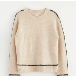 stickad tröja  - Mysig stickad tröja från lindex, den är slutsåld på hemsidan och är mycket populär!😍 den är i storlek 146/152men passar mig som vanligtvis har xs-s!💋