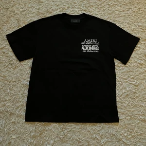 AMIRI PALM SPRINGS T-SHIRT- med originella lappar - Tjena! Säljer denna nya Amiri tröjan i storlek S, den är helt ny aldrig använd eller tvättad! Nypris: 3200, Sälje råga för liten storlek.