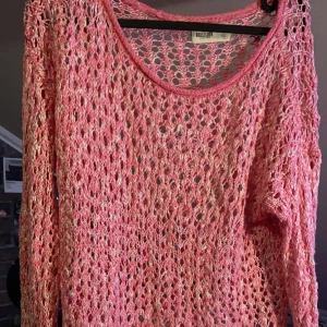 Rosa stickad tröja från Hollister - Köpt på sellpy och använd få antal ggr sen jag köpte den🎀 storlek S/M🎀 skriv gärna vid funderingar🎀