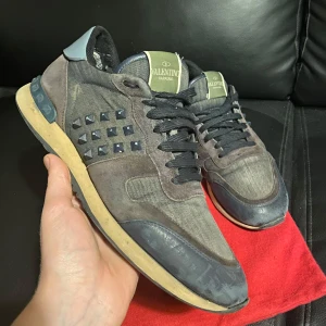 Valentino rockrunner - Säljer nu dessa feta valentino rockrunners! Skick 6,5/10, väldigt slitna på insida häl (se bild 4) samt har en nit ramlat av + andra allmänna slitningar. Nypris omkring 7000, mitt pris endast 899! Dustbag medföljer vid köp. Hör av er vid funderingar.