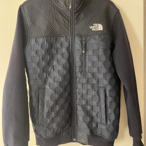 Mörk blå jacka från The North Face - En jacka höst eller vår jacka som inte används på länge storleken är m men passar S 