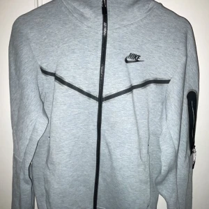 Nike tech fleece - Säljer nu denna nike tech fleece då den inte är i min storlek👍 Väldigt bra skick och är endast använd ett fåtal gånger⚡️