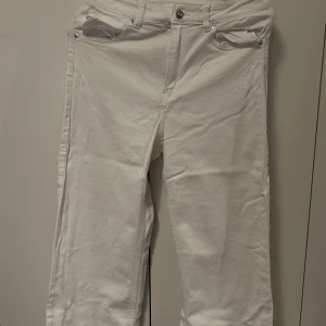 Vita HM Jeans - Vita jeans från divided hm, i storlek 40! Nästan helt oanvända, inga fläckar.