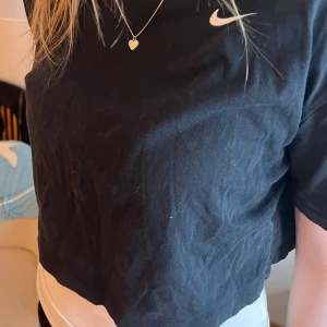 NIKE svart crop-top - Sporting svart crop-top från Nike. Pris kan såklart diskuteras!⚡️