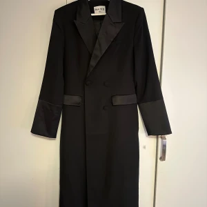 Kavajklänning - Oanvänd kavajklänning i maximodell. Nypris 999kr. 