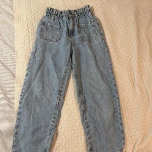 Blå jeansbyxor från Zara - Säljer ett par blå jeansbyxor från Zara med en stretchig midja. Den är storlek 11-12 år men passar nog också lite äldre barn! 💐🍓 