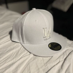 LA-baseball cap  - En snyggt monterad mlb keps i en helvit färg, LA🌆, storleken på kepsen är 7 1/4, 57,7 cm, ingen förpackning ingår, kom gärna med bud eller frågor 🫡