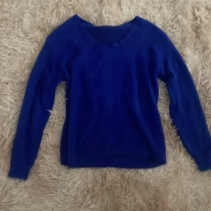 Blå långärmad tröja  - Säljer en stilren blå tröja med långa ärmar. Perfekt för kyligare dagar och enkel att matcha med olika outfits. Passar jätte bra men en vit kjol eller jeans! Bra att ha över ett linne eller kjorta!💕