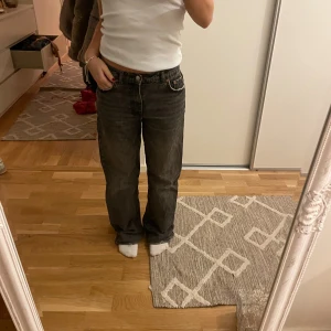 Svarta jeans med loose fit - Säljer ett par svarta jeans med loose fit. De har en klassisk femficksdesign och är lågmidjade. Perfekta för en avslappnad stil. Avklippta och passar någon som är ca 161