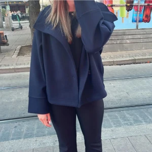 Mörkblå kappa från gina  - Snygg mörkblå kappa från gina tricot så snygg.