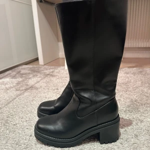 Svarta stövlar med foder - Helt nya  Fodrade Bekväma och varma Passar även bredare smalben Nypris: 699 kr Normal i storlek