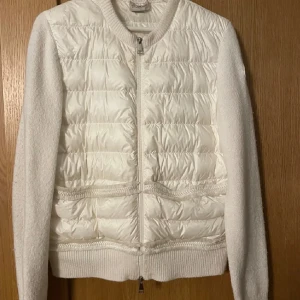 Moncler cardigan  - Snygg vit cardigan från Moncler med dragkedja framtill. Jackan är väldigt fin ( bra skick)  och kommer inte till användning längre. Kan gå ner i pris vid snabb affär 