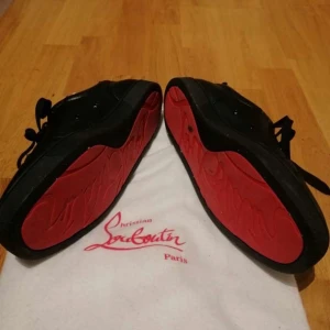 Svarta sneakers från Christian Louboutin - Snygga svarta sneakers från Christian Louboutin, nästan helt oanvända, pris går och diskutera, lådan ingår samt påsen☺️