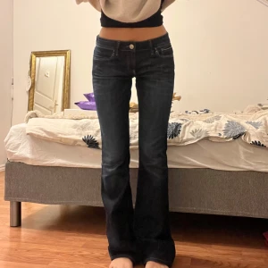 Jeans  - Snygga jeanssss! Midjemått 38cm, innerbenslängd 85cm❤️