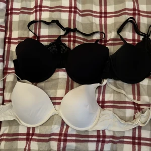 3 st bh:s  - Vita: lite Push  up storlek 80B, översta svarta till vänster Push up storlek 85B svarta till höger inte push up storlek 80A. 50kr:st 