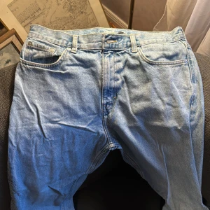 Weekday ljusa jeans ”Space” - Weekday jeans i storlek 29/32