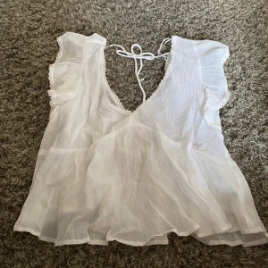 Topp/blus från Nelly - En vit fin topp/blus från Nelly🫶