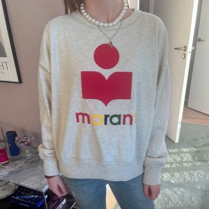 Isabel Marant tröja - Säljer en grå sweatshirt från Marant med ett stort rött och färgglatt tryck på framsidan. Använd 1 gång. Så himla fin och unik❤️