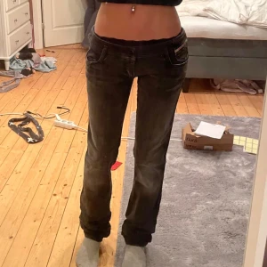 Svarta bootcut/raka jeans - Snygga svarta bootcut jeans med låg midja diesel. Perfekta för en avslappnad stil. De har klassiska femficksdetaljer och en bekväm passform.