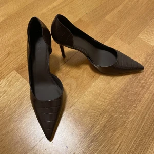 Klackskor - Eleganta bruna pumps med spetsig tå och klack. Blev kär i dessa skor men tyvärr är de för stora för mig): Därav är dem helt oanvända!! Storlek 38 från NAKD. Priset ligger på 200 exkl fraktkostanden🩷🩷