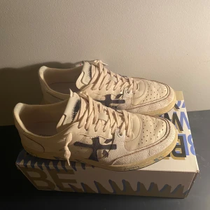 Beige sneakers från Premiata - Helt nya premiata skor, använda Max 10 gånger!☘️💫  Kvalité:  Skorna är i toppskick och har inga alls👌  Storlek:  43 samt sitter enligt storlek.  Skriv vid funderingar!!!💯💯