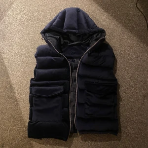 Manchester väst  - Snygg svart Manchester väst som är trendig nu och perfekt inför kallare dagar. Skicket nästan helt nytt 👍pris kan diskuteras