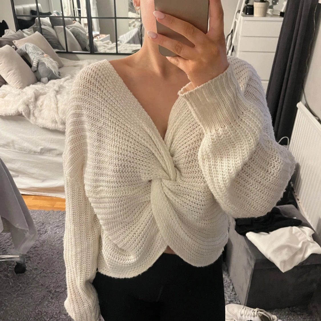 Vit stickad tröja med knutdetalj - 91