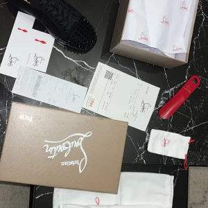 Svarta sneakers med nitar från Christian Louboutin - Helt nya Christian Loubitins med kvitto still rena med svarta snittar ingår allt i den första bilden skickar bild på varenda detalj du vill ha bara att skriva till mig och be mig skicka bild med ett visst önskemål 