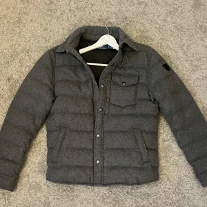 Grå quiltad jacka från Polo Ralph Lauren - Säljer en snygg grå quiltad jacka från Polo Ralph Lauren i näst intill perfekt skick(använd 2 gånger) | Storlek S och passar dig runt 180 |Nypris på Jackan är ungefär 8000kr | Vid frågor är det bara att höra av sig 🤛