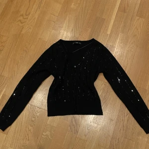Svart glittrig kofta från MNG - Snygg svart kofta från MNG med glittriga detaljer som använts 2 gånger max!Perfekt nu inför nyår! 
