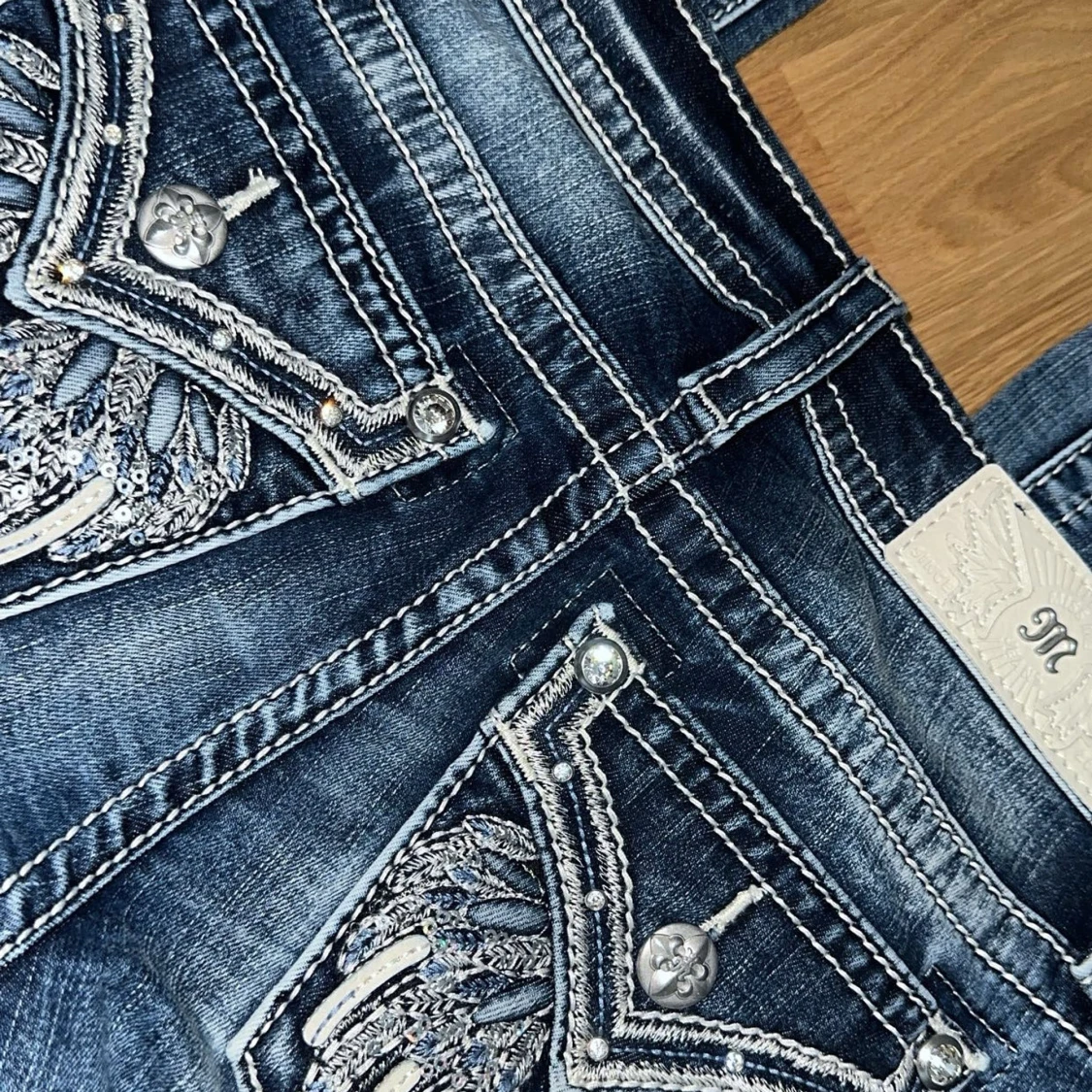 Blå Miss Me jeans med paljett och diamant detaljer  - 93