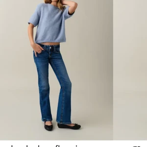 mörkblåa jeans  - Säljer lågmidjade jeans från gina tricot jätte sköna. 