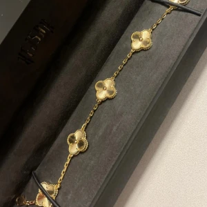 Clover bracelet - Elegant guldarmband från Kesjar med vackra blommotiv. Armbandet är gjort i hållbart stål och är guld pläterat. Perfekt för att lyfta vilken outfit som helst.