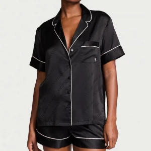 Victoria Secret Pyjamas - Säljer denna helt nya Victoria Secret pyjamas jag fick denna julaftonen. Den va för lite för mig och returen skulle kosta 310 att skicka tillbaka så därför jag lägger ut den här🎀  har kvitto ifall någon vill ha äktahets bevis! PRIS KAN DISKUTERAS 