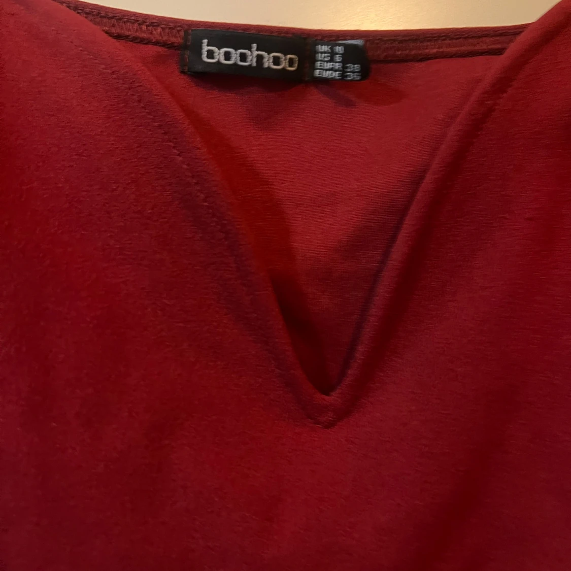 Vinröd klänning från Boohoo - 92