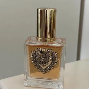 Dolce & Gabbana Devotion Eau de Parfum - Parfymflaska från Dolce & Gabbana med en kapacitet på 50 ml. Köpt för 1.400 säljer för 750 kr. Noter: Top- Kanderad Citron • Hjärta- Apelsinblomma, Pannacotta, Rom • Bas- Vanilj. OBS- ingen förhandling 