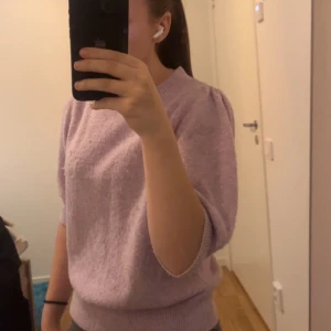 Veromoda kortärmad tröja  - Veromoda kortärmad tröja, den är stickad i samma material som deras tröjor i en lila färg. Den är i storlek xs, säljer för att jag tyckte inte att den satt så särkilt fint på mig
