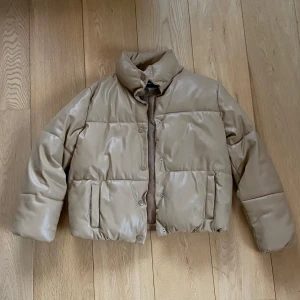 Senapsgul pufferjacka från Vero Moda - Varm senapsgul pufferjacka, nästan helt oanvänd.