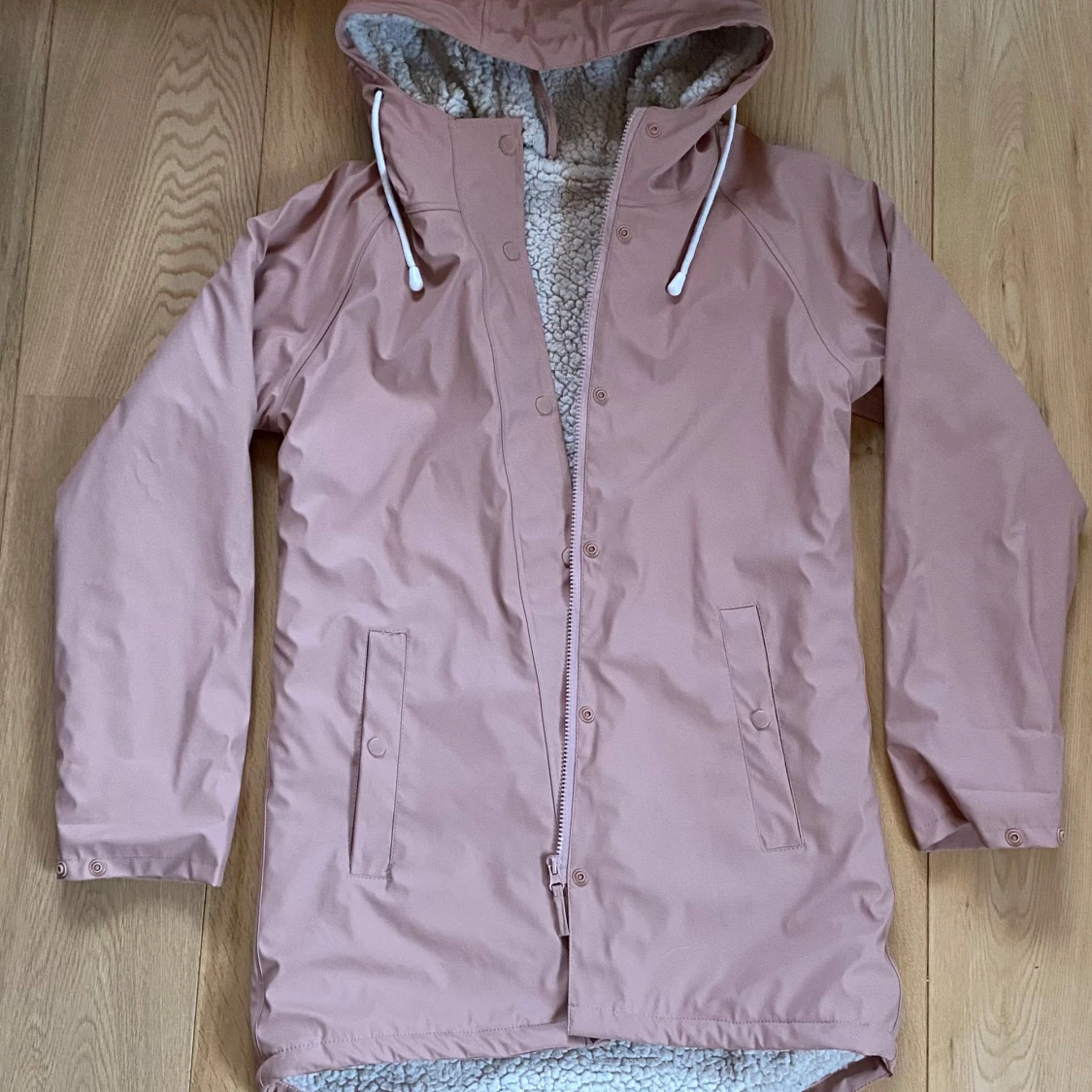 Rosa regnjacka med teddyfoder - 90