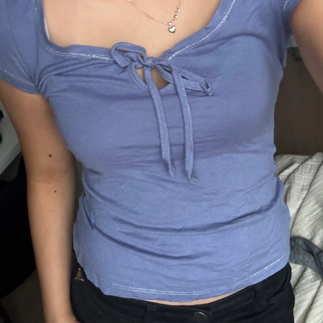 Blå kortärmad topp med knyt - 90
