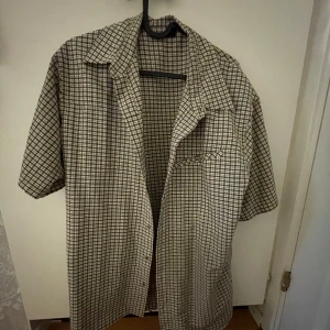 Rutig overshirt i beige - Nästan aldrig använd, mycket bra skick🩷