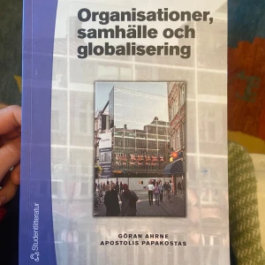 Organisationer, samhälle och globalisering - Boken 'Organisationer, samhälle och globalisering' av Göran Ahrne och Apostolis Papakostas, som ny och helt fri från anteckningar. 