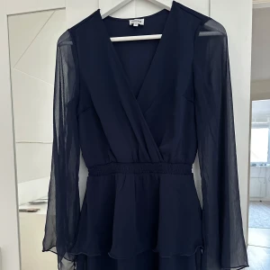 Fin mörkblå klänning från bubbelroom!💗 - En märkblå klänning från Bubbelroom!😍Väldigt bra i skick, använd ett par få gånger. Säljer den pågrund av att den är för liten. Skicka dm för bättre bilder!