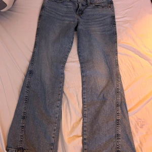 Blå jeansbyxor - Säljer ett par klassiska blå jeansbyxor från Levi's. De är bootcut och är low waist. Nypris 1490kr ca, helt nya bara testade en gång men aldrig använda. Innerbenslängd 79cm.
