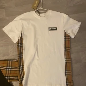 Vit t-shirt från Burberry - Passar storleken 170 storlek S